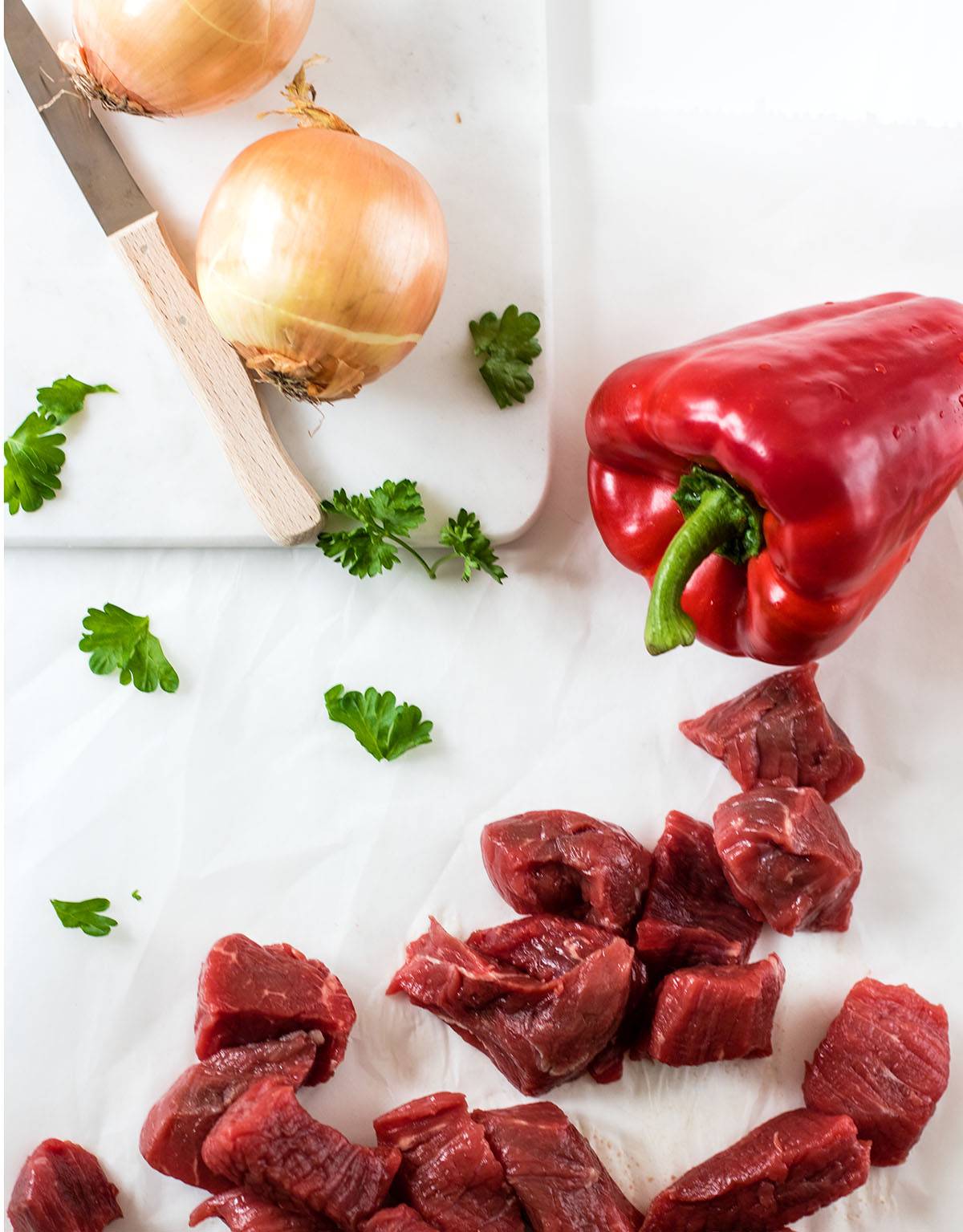 Zwiebeln, Paprika und Rindfleisch als Zutaten für Ungarisches Gulasch