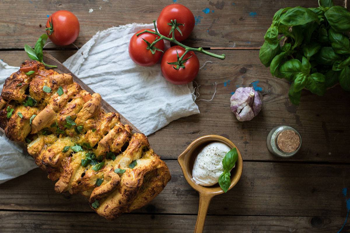 Faltenbrot mit Mozzarella und Tomate ein tolles Partyrezept