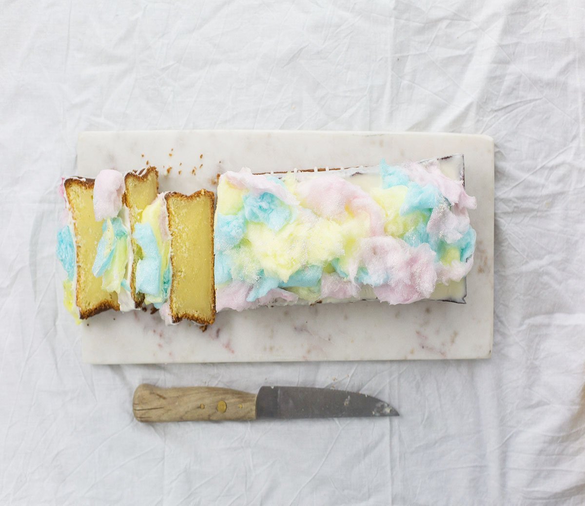Dieser Galaxy Kuchen ist sensationell einfach gemacht. Er besteht aus Zitronenkuchen. Das Topping machst du aus Zuckerwatte