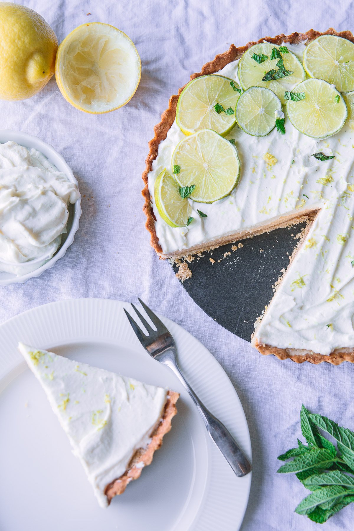 Angeschnittene Zitronen-Limetten-Tarte mit drei Schichten