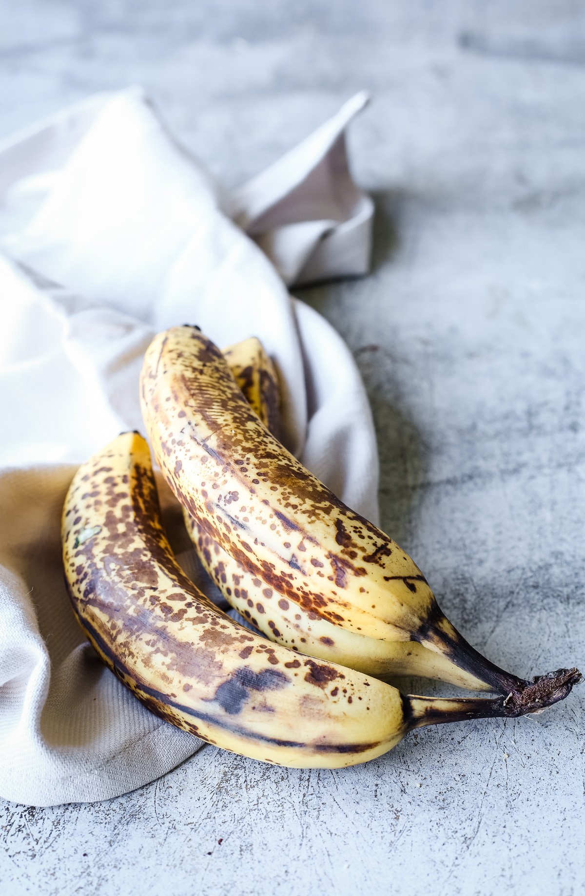 Drei überreife Bananen als Zutat für Bananenbrot
