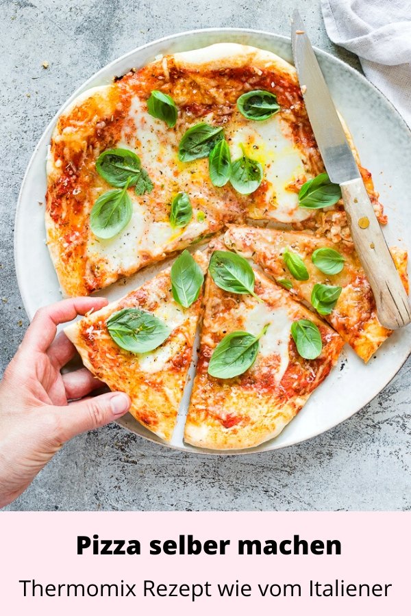 Thermomix Pizza Napoli. Knuspriger Boden und leckere Tomatensauce trifft auf einen zart schmelzenden Belag. Bester Pizzateig 