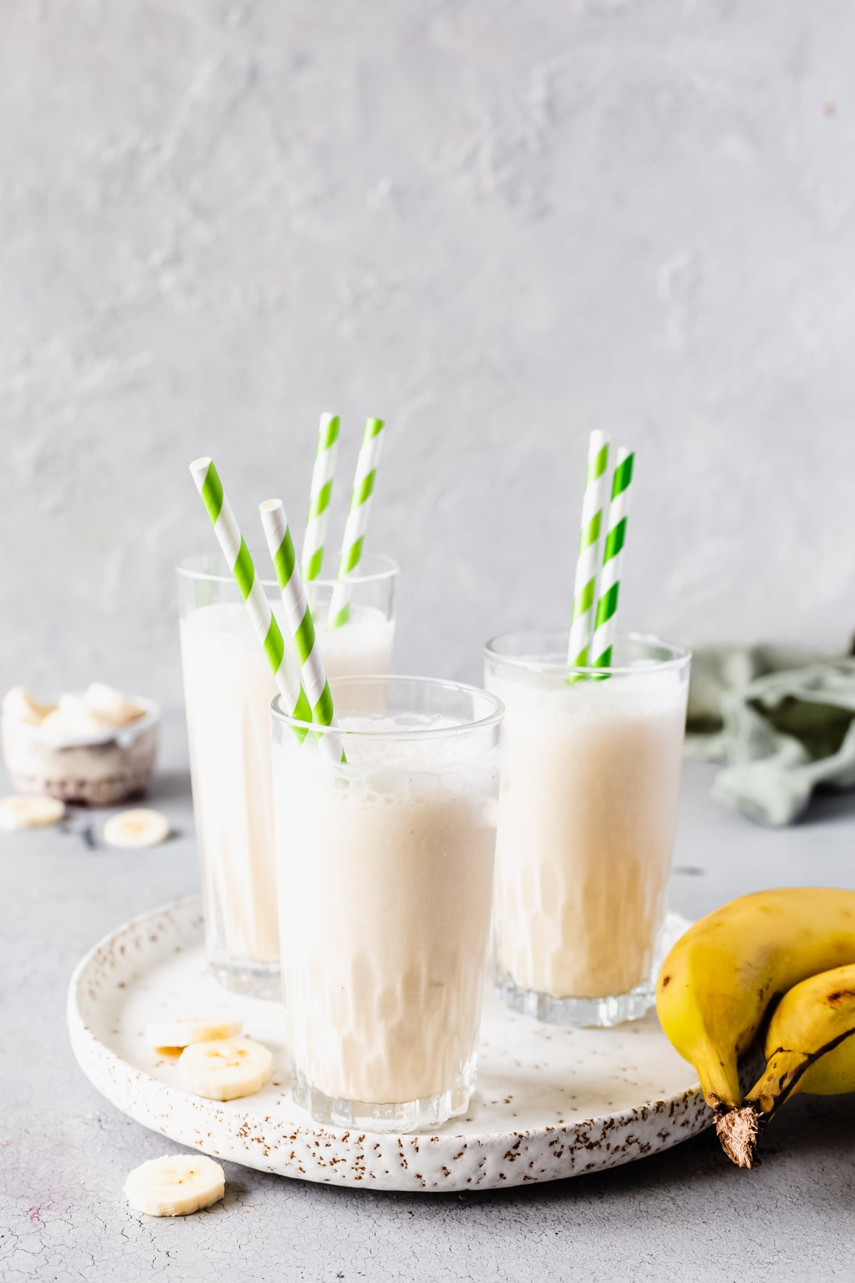 Bananen-Milchshake in drei Gläsern mit Strohhalmen