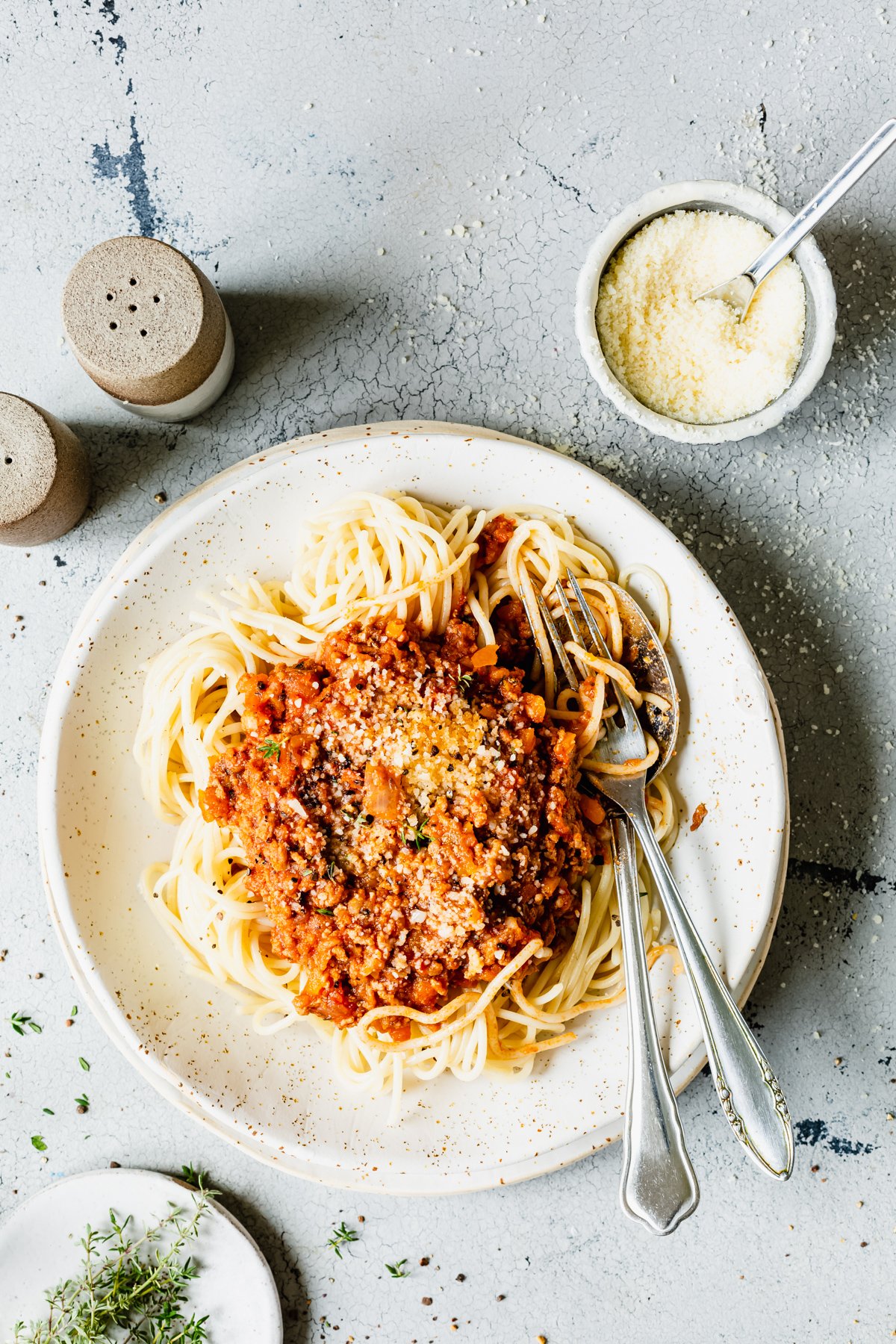 Spaghetti Bolognese mit Besteck auf Teller