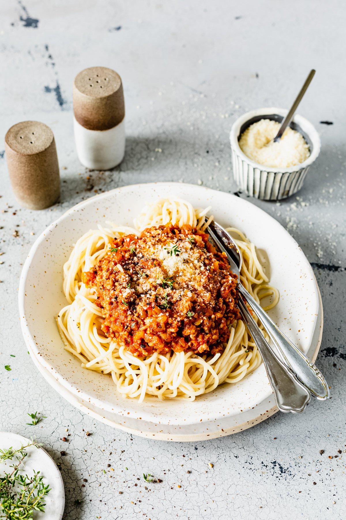 Spaghetti Bolognese mit Parmesan auf Teller angerichtet