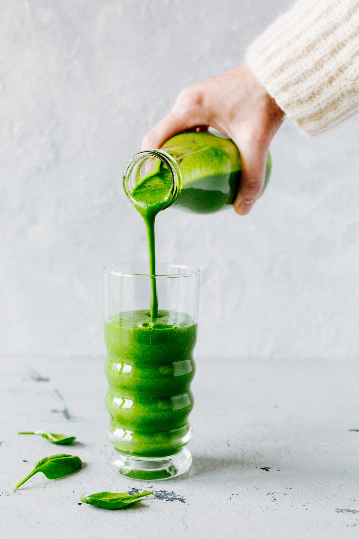 Grüner Smoothie in Flasche und Glas