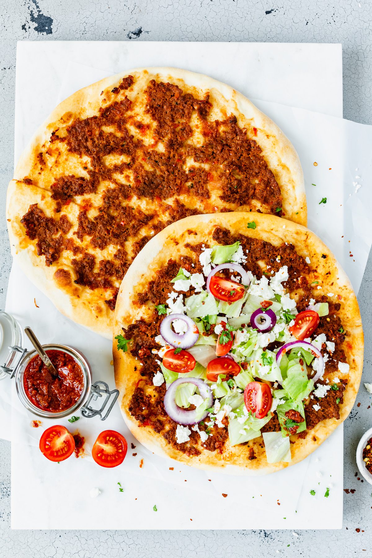 Zwei türkische Pizza mit Salat und Tomaten belegt