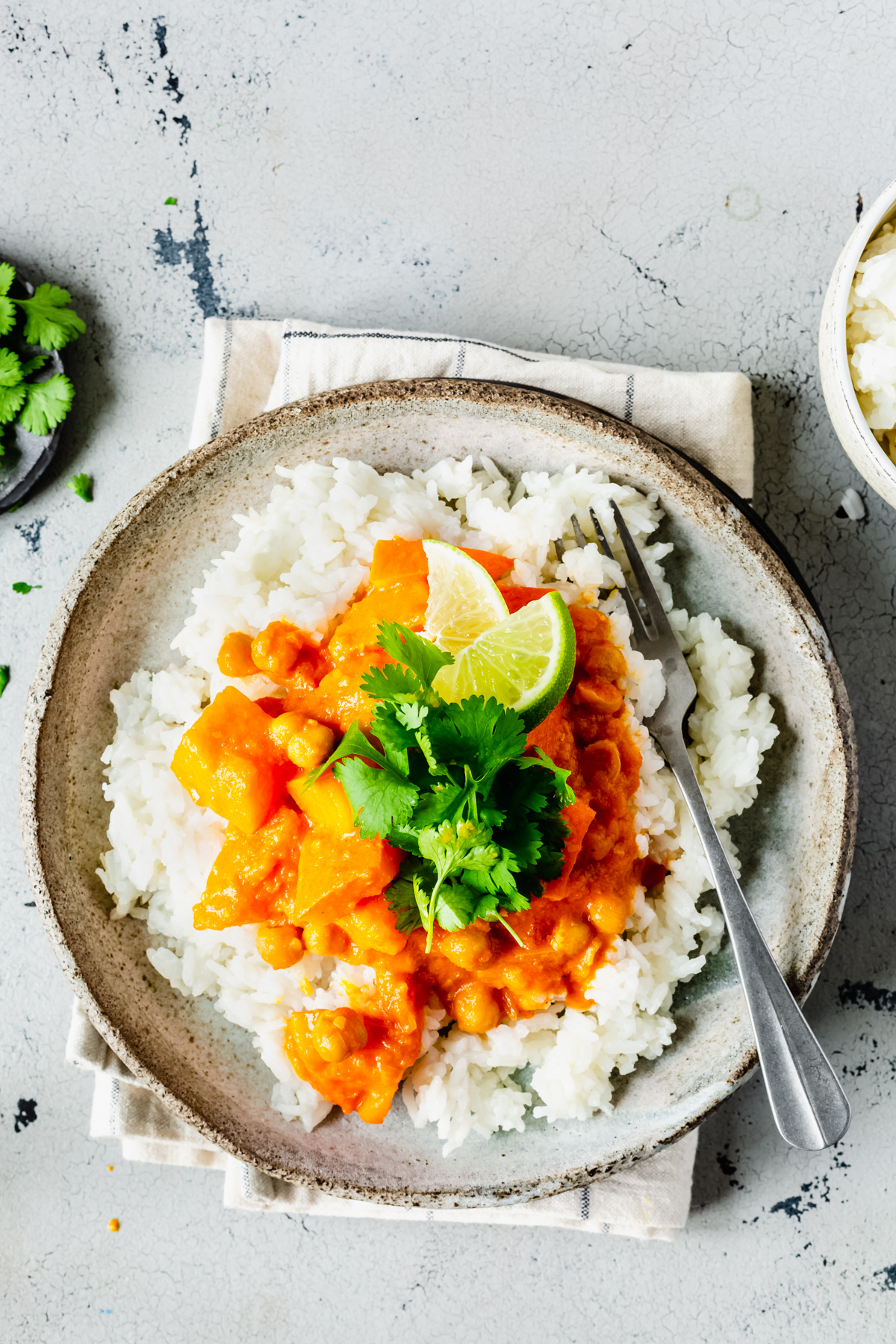 Cremiges Kürbis-Curry mit Reis angerichtet
