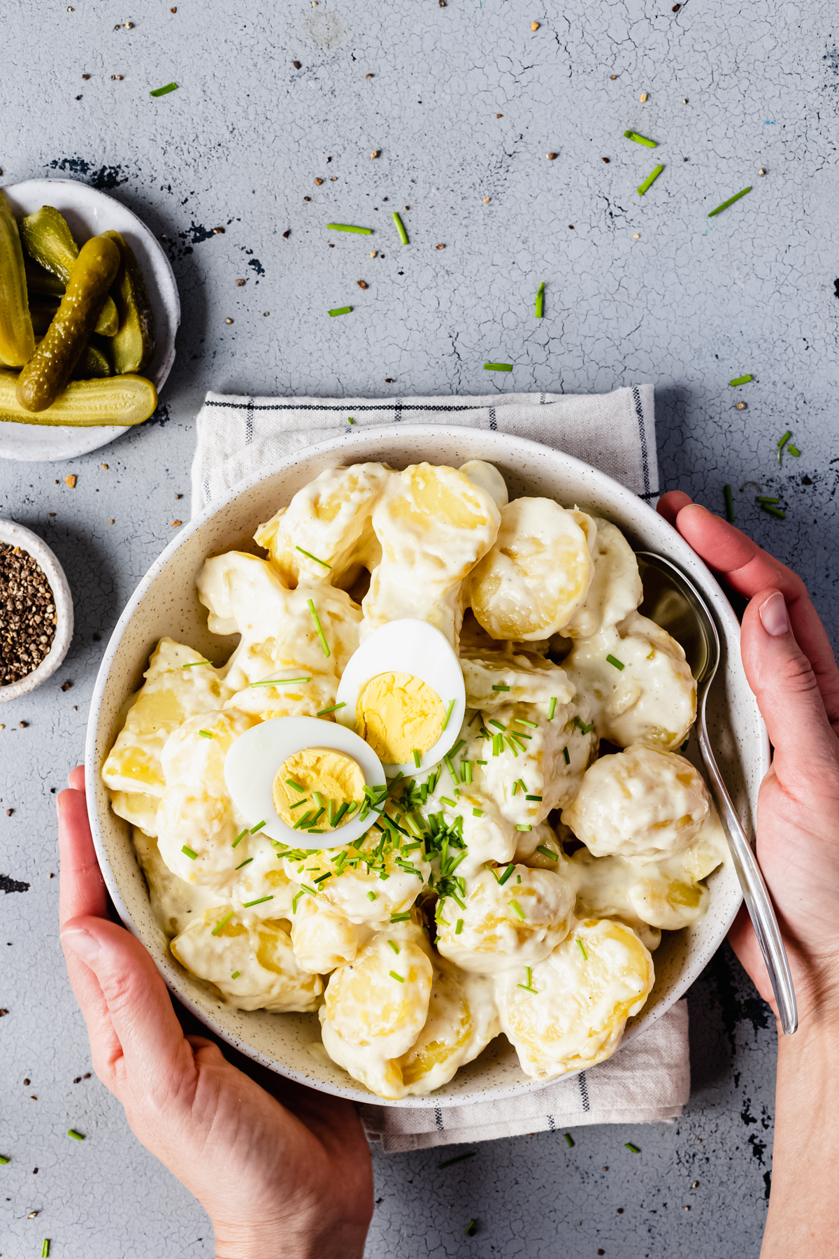 Kartoffelsalat mit Mayonnaise und Eiern in Schüssel